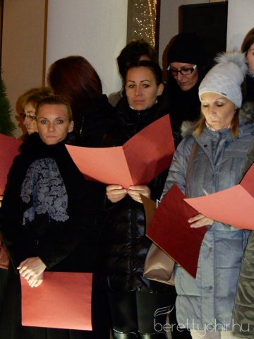 Fellobant az első gyertya lángja 55